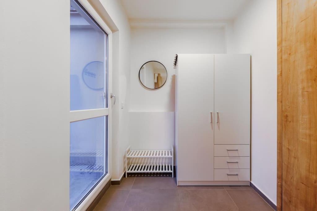 1 Bedroom Apartment With Terrace And Free Parking Near Metro Prag Exterior foto