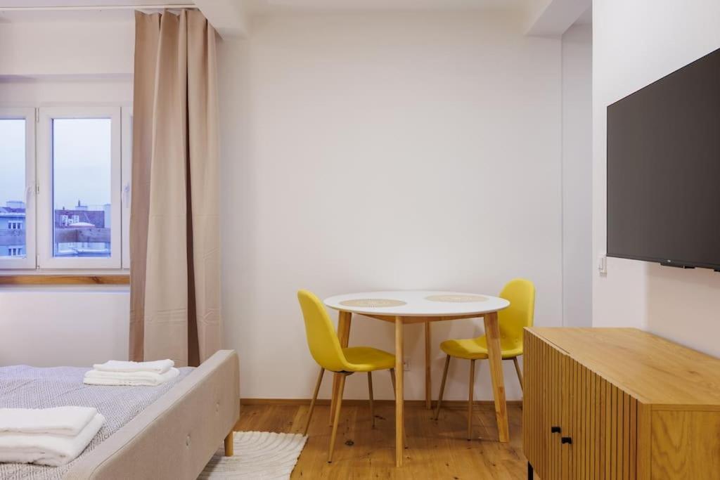 1 Bedroom Apartment With Terrace And Free Parking Near Metro Prag Exterior foto