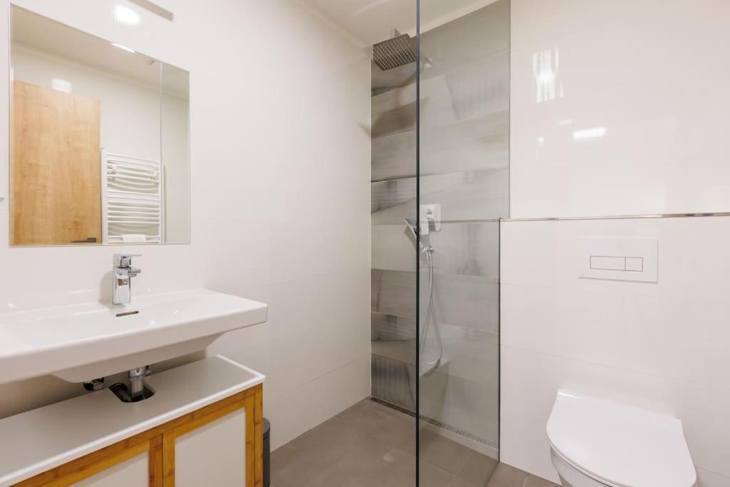 1 Bedroom Apartment With Terrace And Free Parking Near Metro Prag Exterior foto