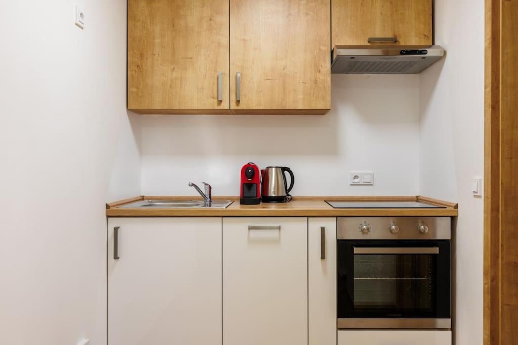1 Bedroom Apartment With Terrace And Free Parking Near Metro Prag Exterior foto